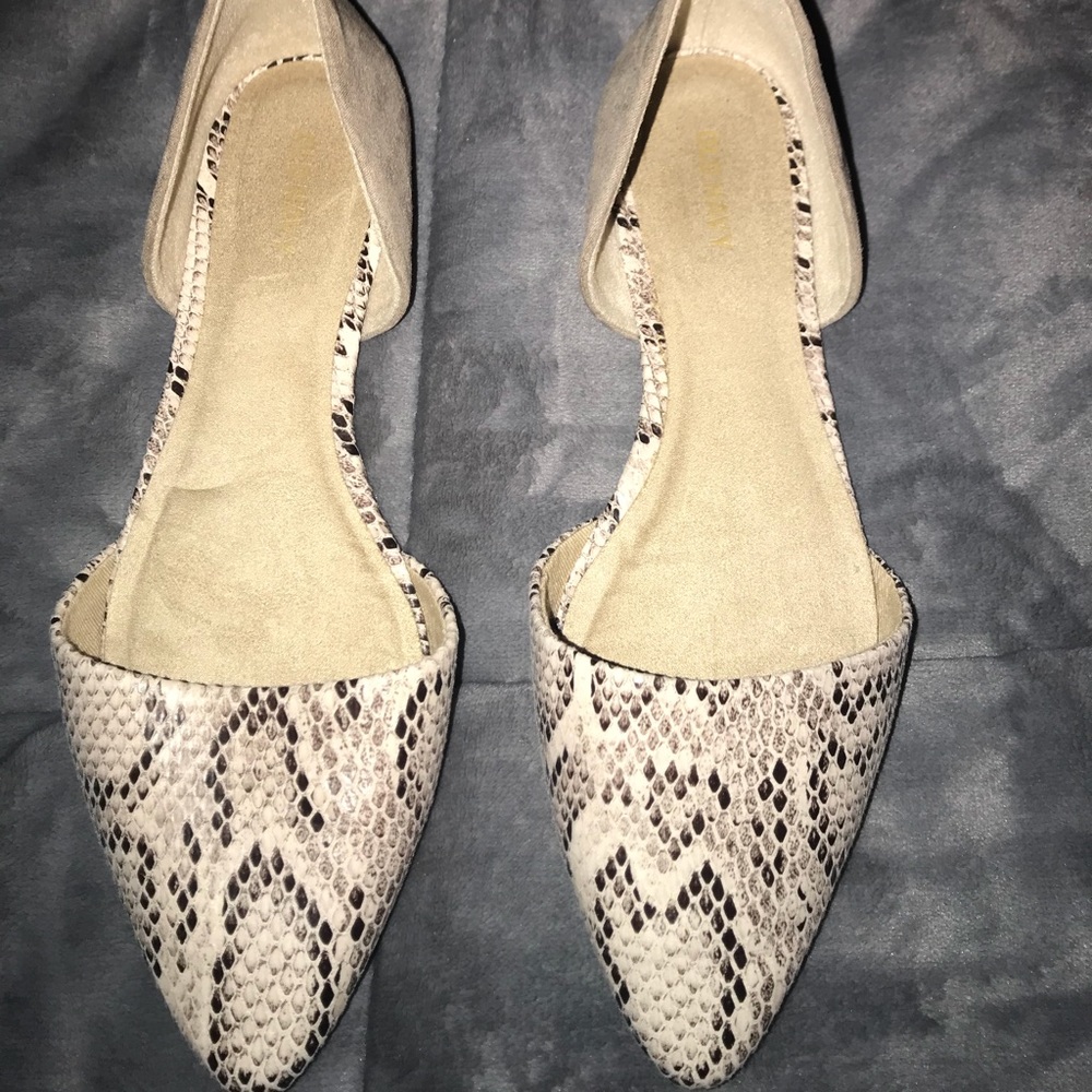 Old navy snake skin style pointed flats